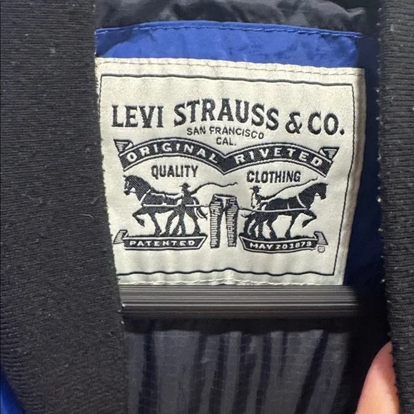 316-Levi's men's diamond quilted bomber jacket in blue - Picture 7 of 11